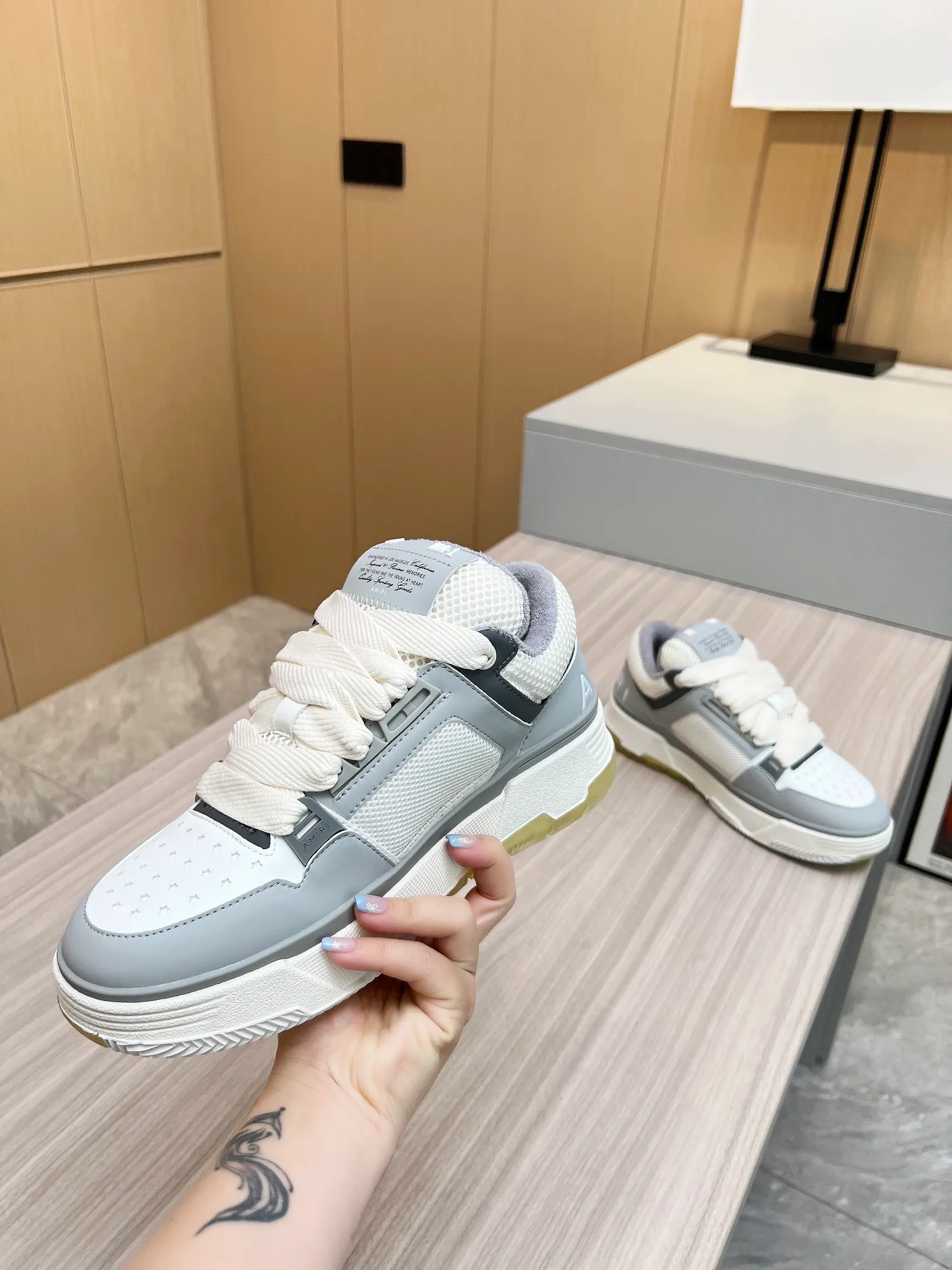 p620💰Men's shoes Amiri Emile's 2023 spring and summer new MA-1 bread shoes, couple models, casual sports shoes, sneakers Amiri gave up the rock punk style in the new season and used a large number of unsaturated colors, Morandi tones, whether you see or wear them, it will make people very happy. The large tongue of the bread shoes continues, shortens the length of the shoe body, thickens the midsole, and the toe part is more rounded. Amiri's brand letters and MA logo appear on the side of the shoe. Fabric: Original customized imported first-layer cowhide + mesh. Lining: Original customized breathable towel lining. Outsole. Foam combination material. Bottom thickness: 4CM. Size: Men's 39-45